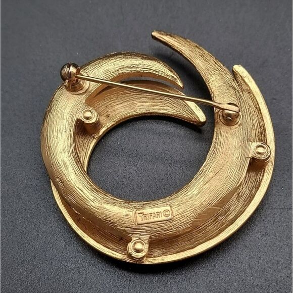 VINTAGE 1960'S CROWN TRIFARI SWRL BRUSHED GOLD PIN 1 7/8 EXCELLENT CONDITION - Picture 6 of 14